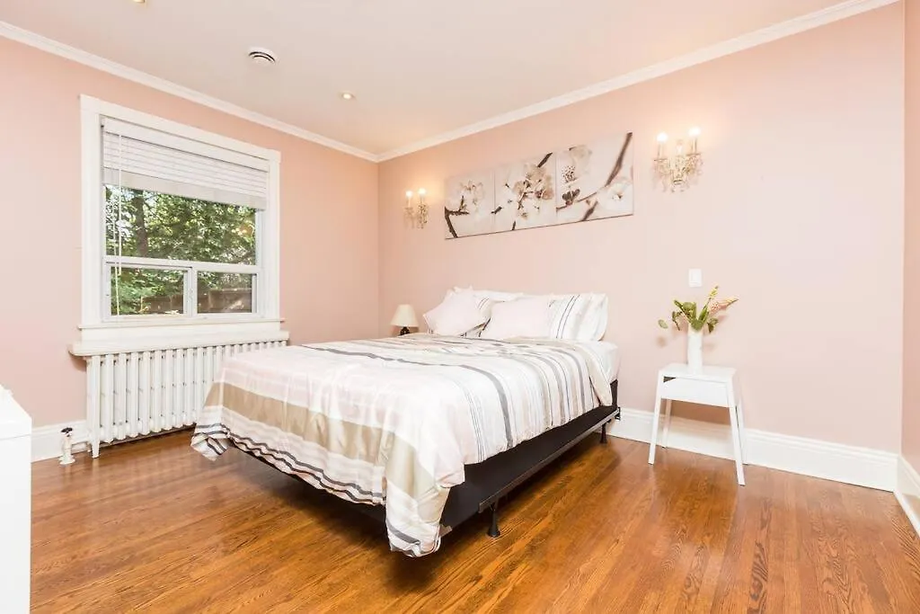 Guest house 2-Bdrm Lovely Home - Sunnylea Prime -The Kingsway Toronto Canada