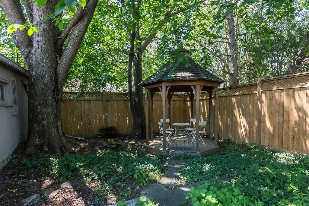 Guest house 2-Bdrm Lovely Home - Sunnylea Prime -The Kingsway Toronto