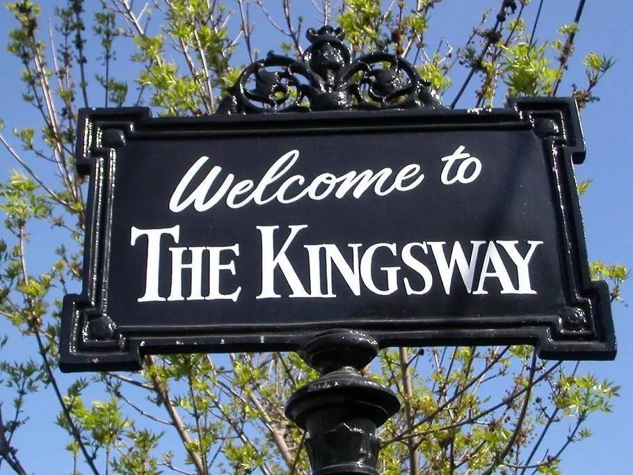 2-Bdrm Lovely Home - Sunnylea Prime -The Kingsway Toronto Guest house