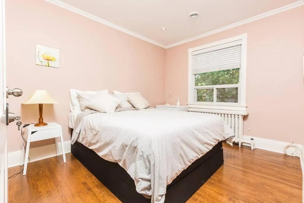 Guest house 2-Bdrm Lovely Home - Sunnylea Prime -The Kingsway Toronto