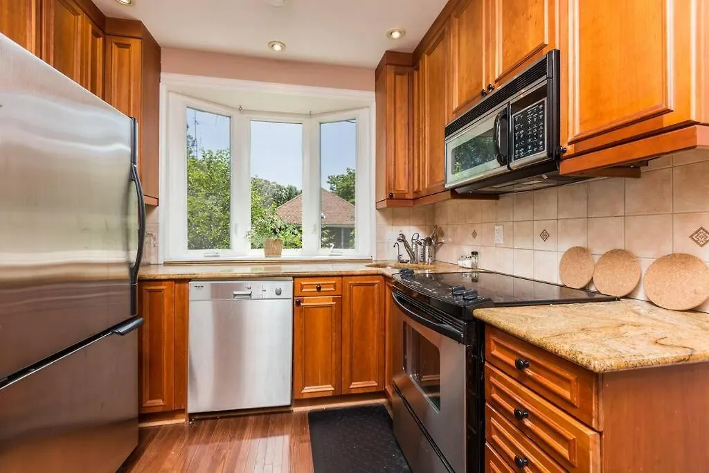 2-Bdrm Lovely Home - Sunnylea Prime -The Kingsway Toronto Guest house