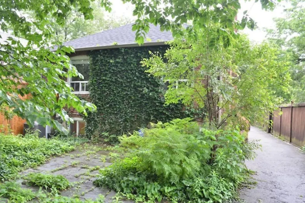 Guest house 2-Bdrm Lovely Home - Sunnylea Prime -The Kingsway Toronto Canada