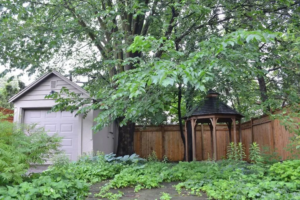 2-Bdrm Lovely Home - Sunnylea Prime -The Kingsway Toronto Guest house
