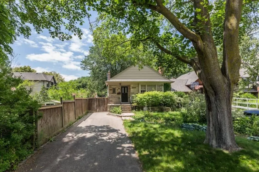 Guest house 2-Bdrm Lovely Home - Sunnylea Prime -The Kingsway Toronto