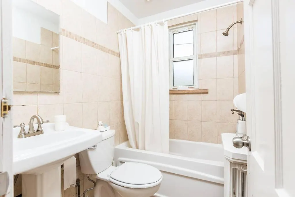 Guest house 2-Bdrm Lovely Home - Sunnylea Prime -The Kingsway Toronto